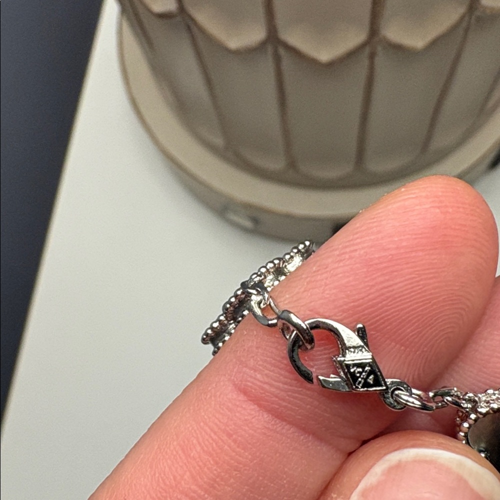 Fashion Clover Bracelet Grey Inspired - Picture 5 of 5